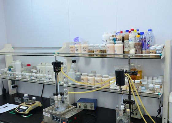 El lustre natural suave de la emulsión aniónica de la cera del sintético del 30% siente húmedo